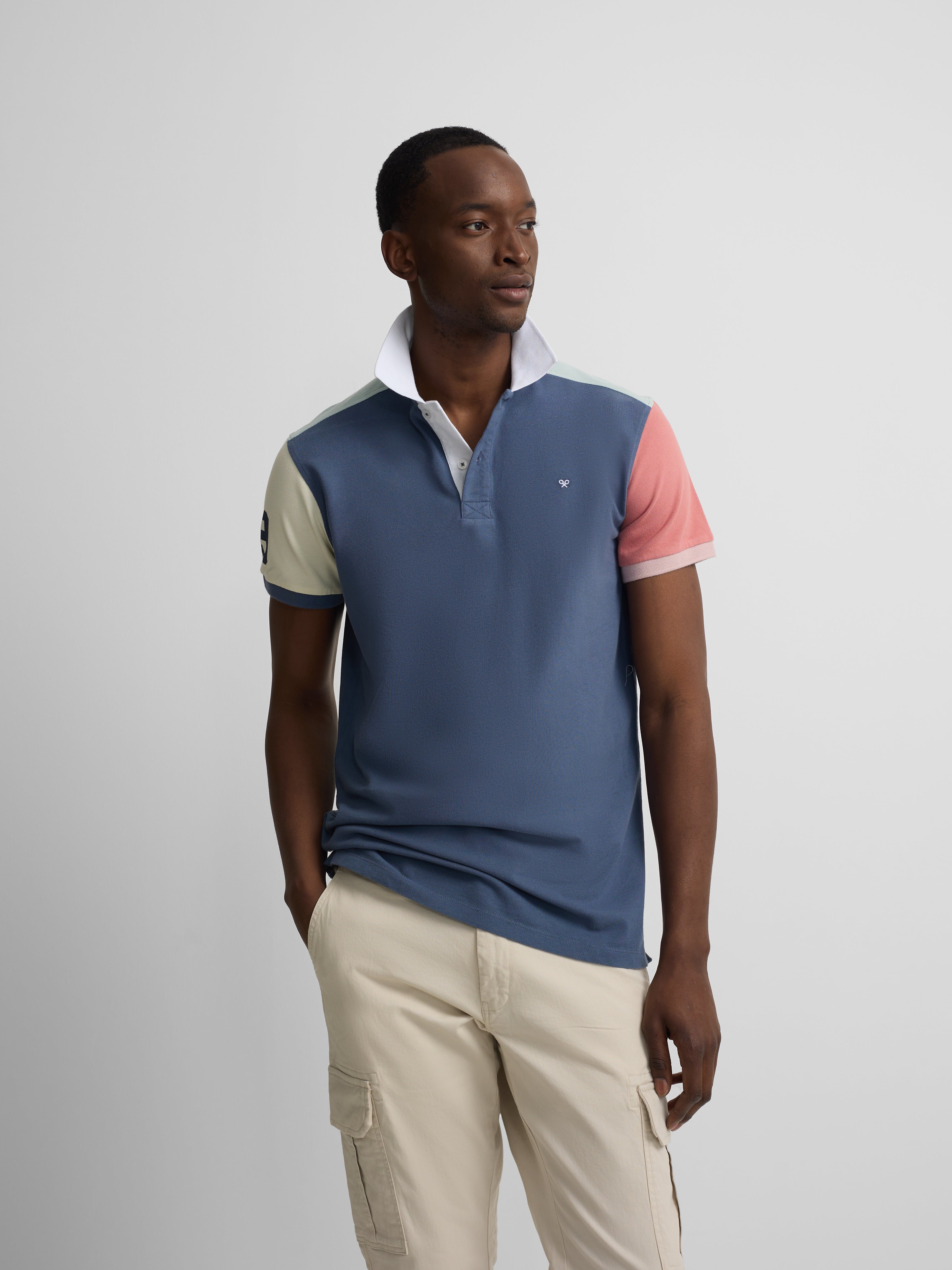 Polo de manga curta com debrum multicolor azul-marinho