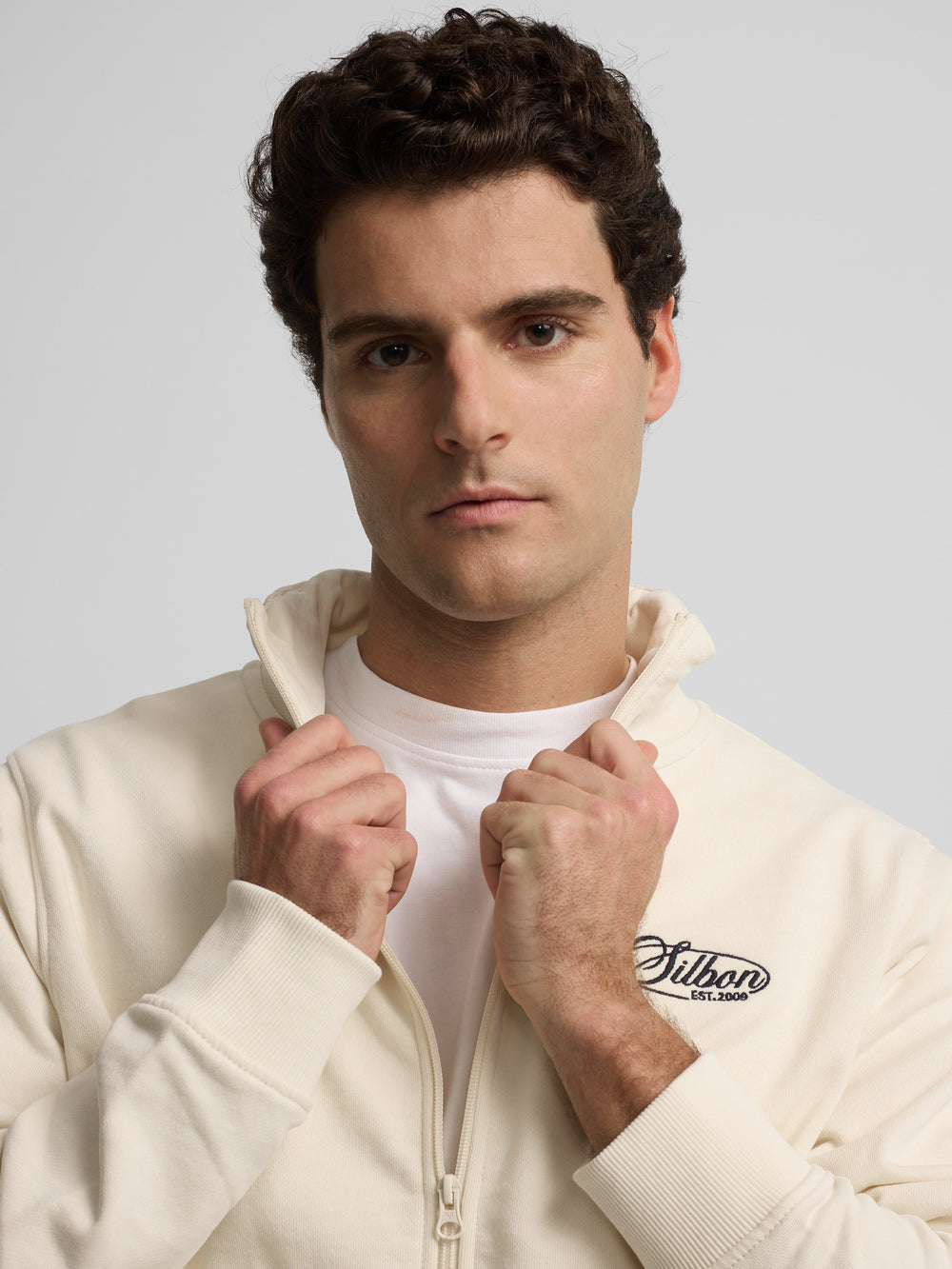 Sudadera cremallera bordado crema