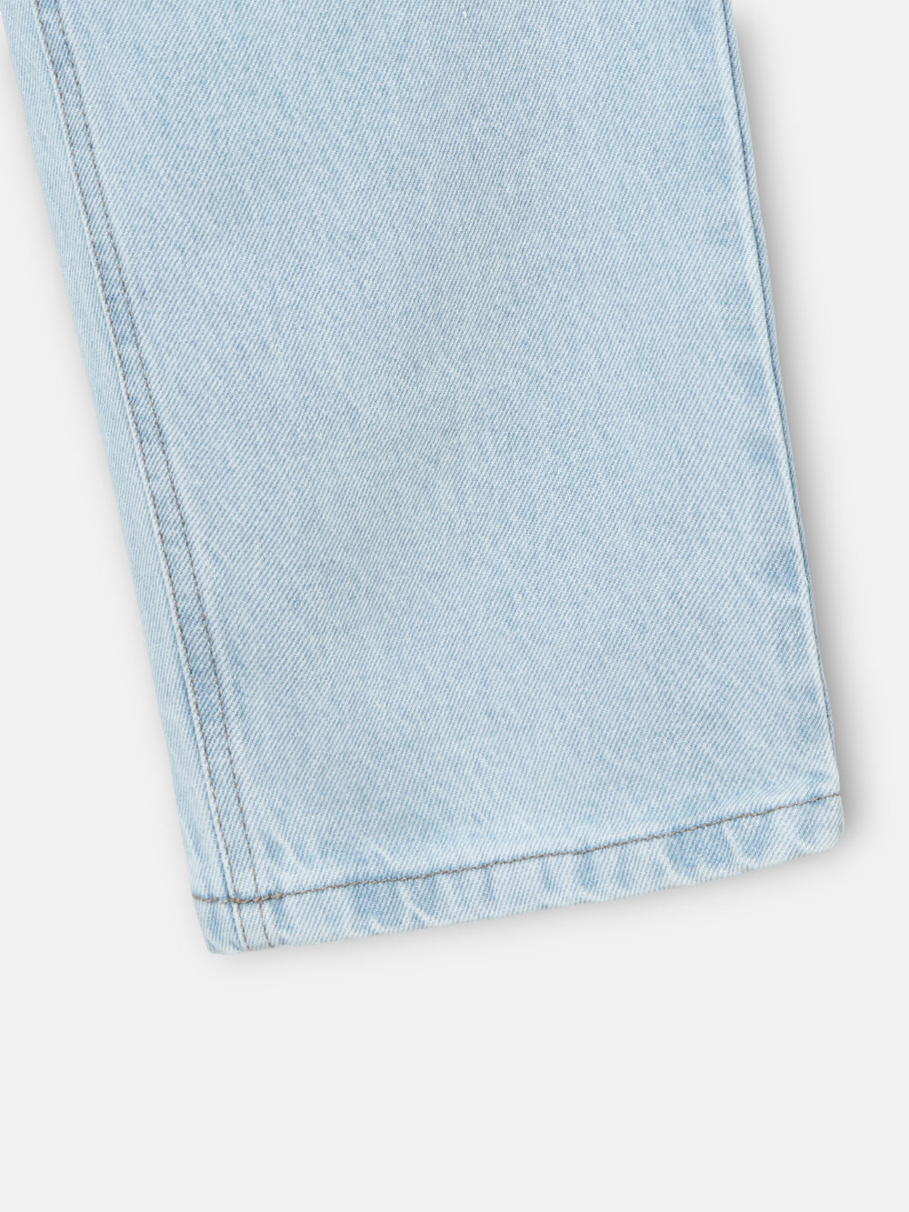 Pantalon sport denim tapered azul claro