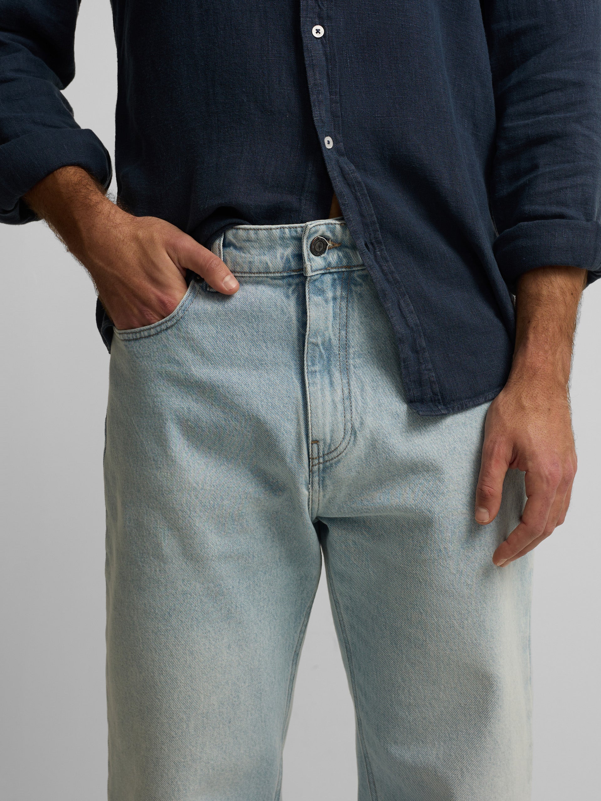 Pantalon sport denim tapered azul claro
