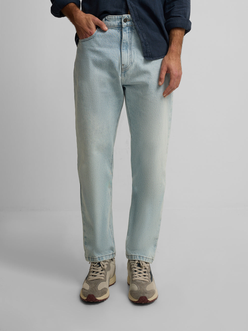 Pantalon sport denim tapered azul claro