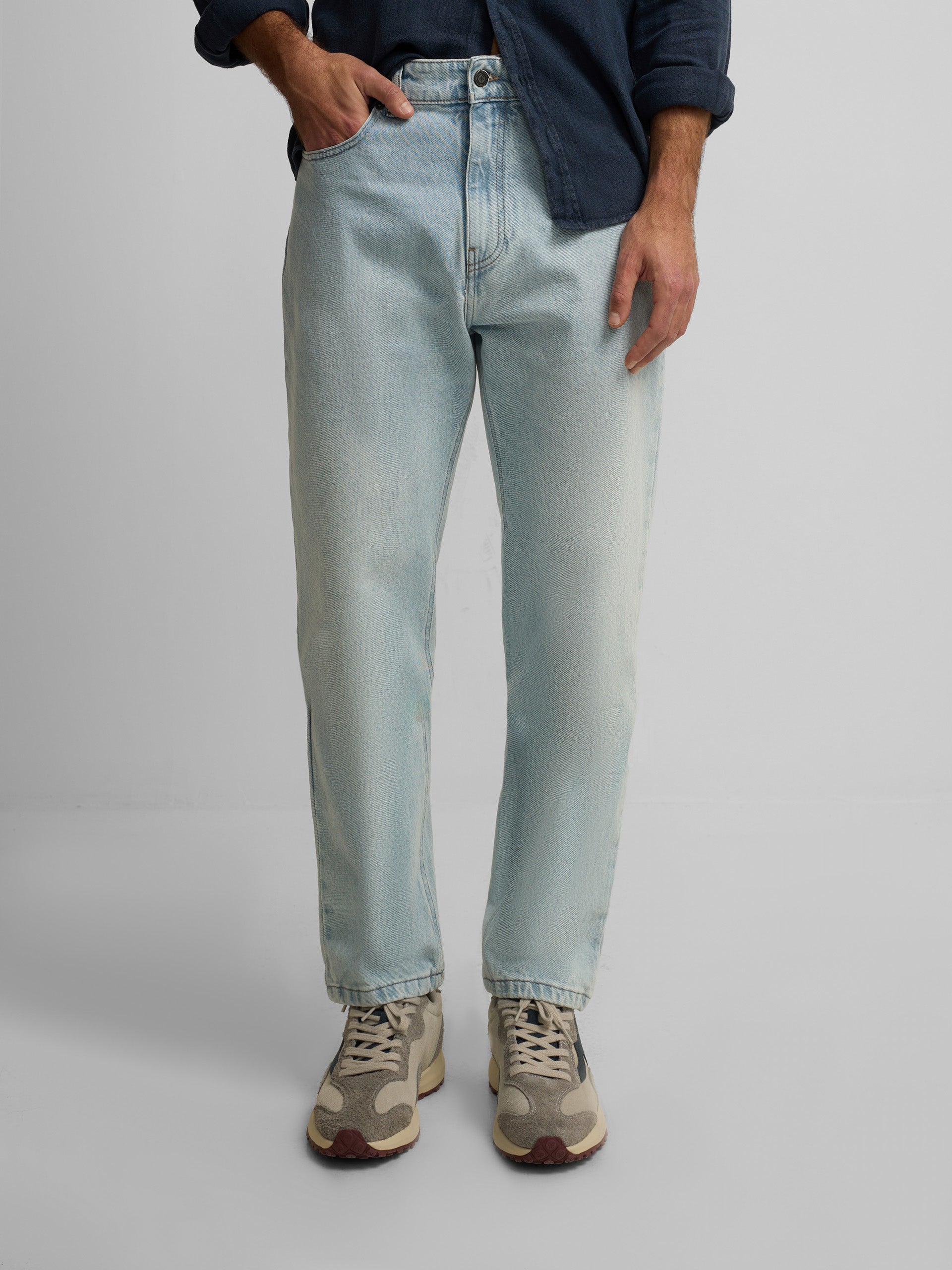 Pantalon sport denim tapered azul claro