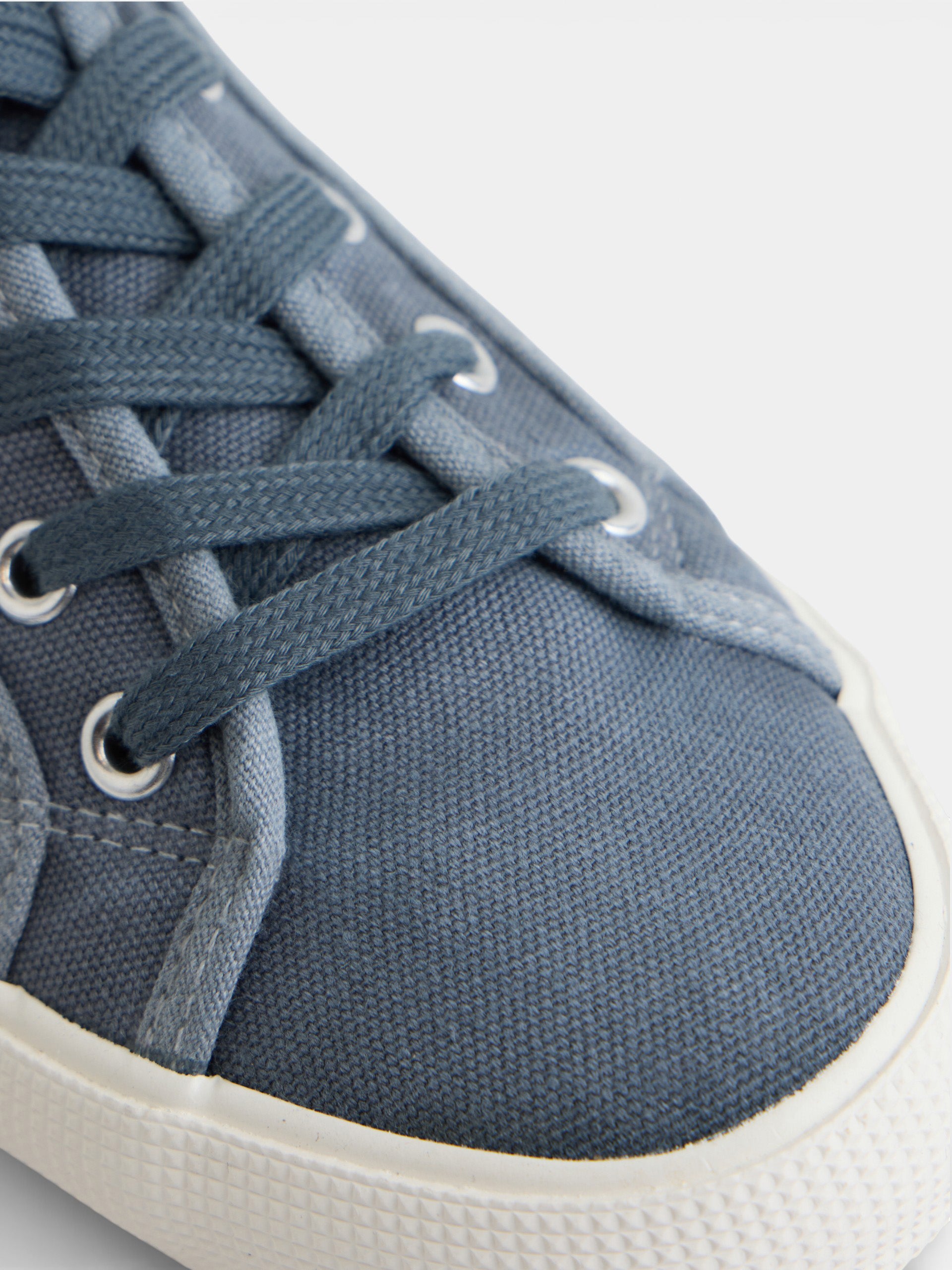 Baskets en denim bleu
