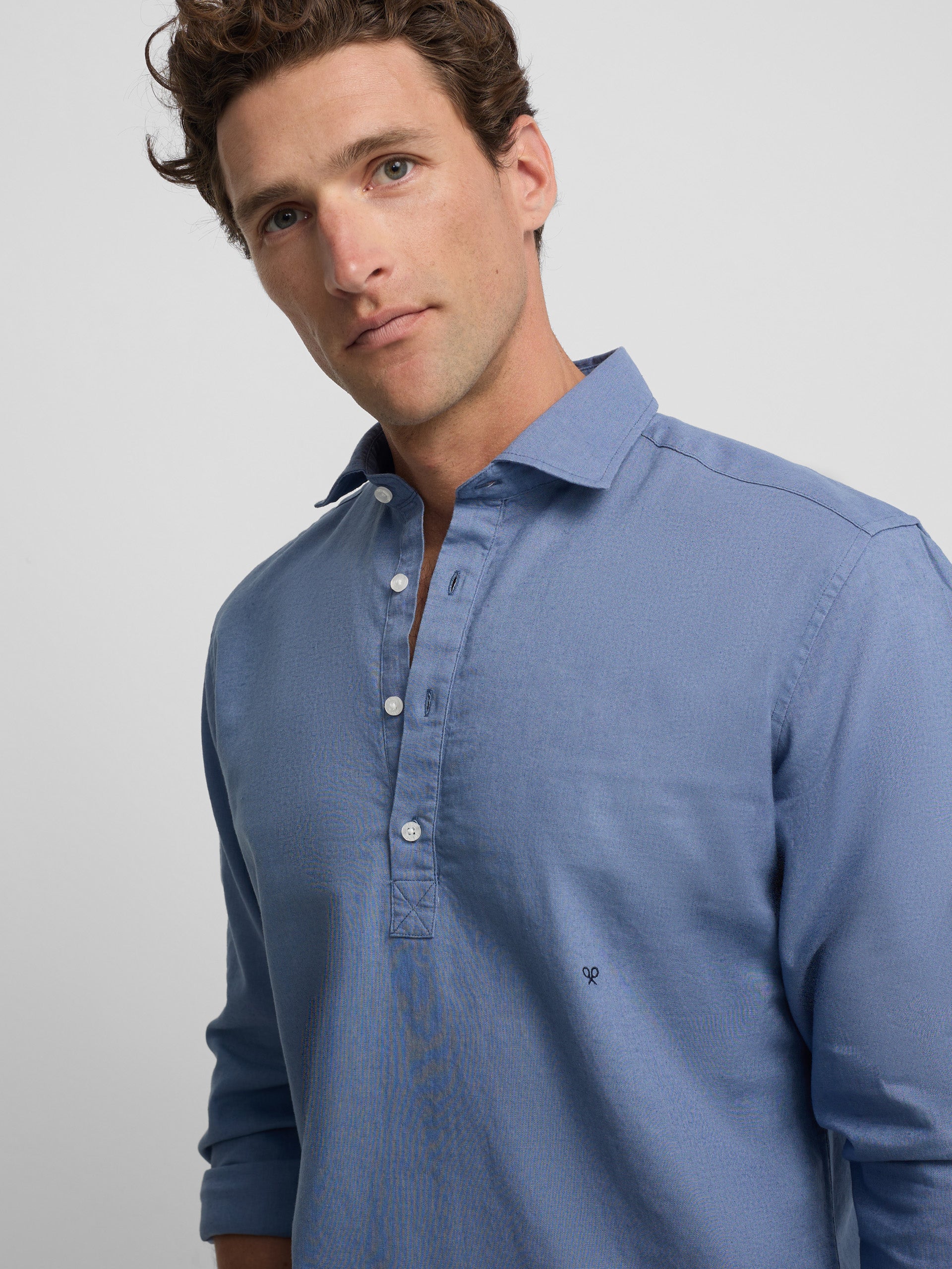 Camisa desportiva de linho azul