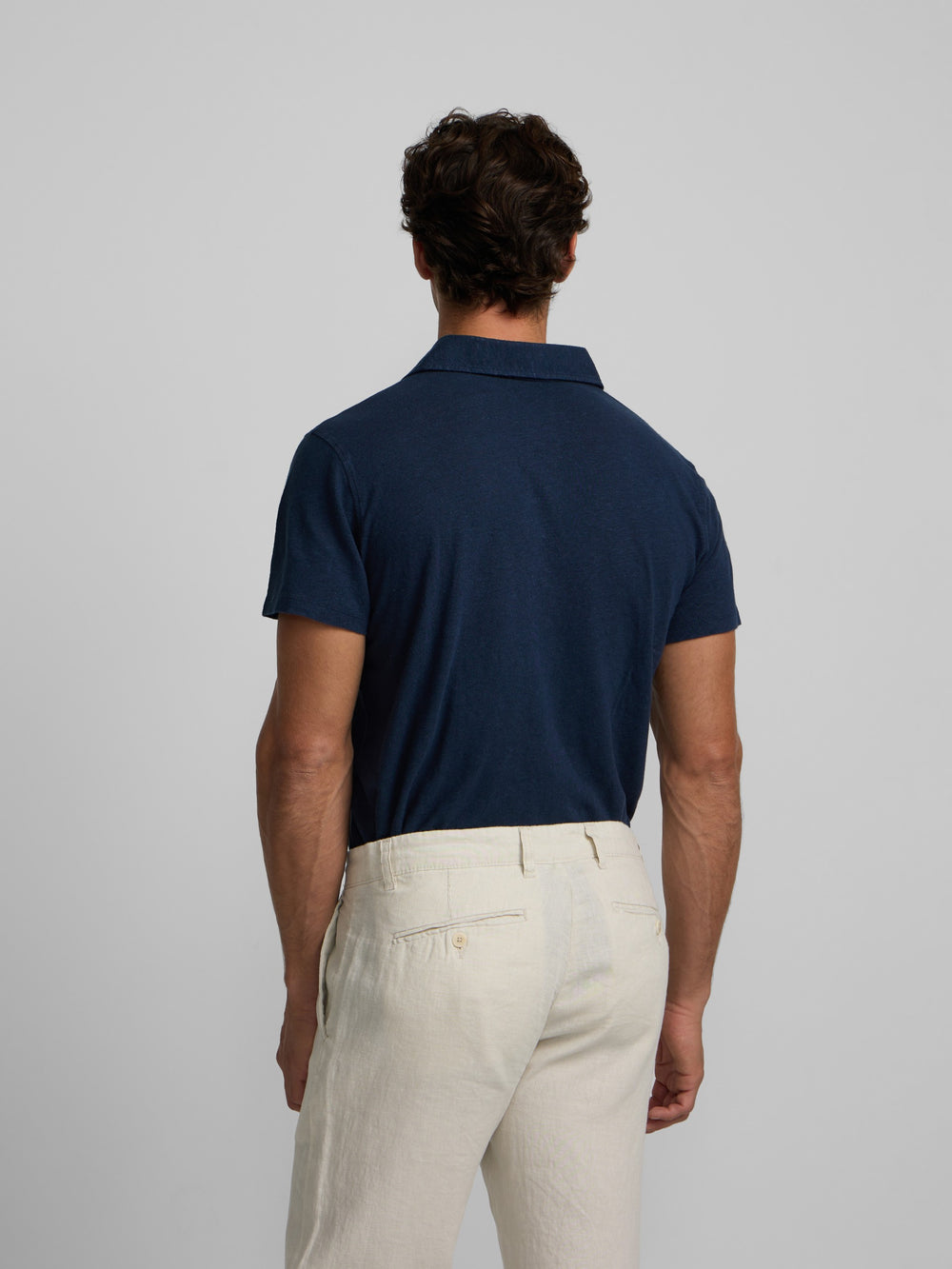 Polo de linho azul-marinho