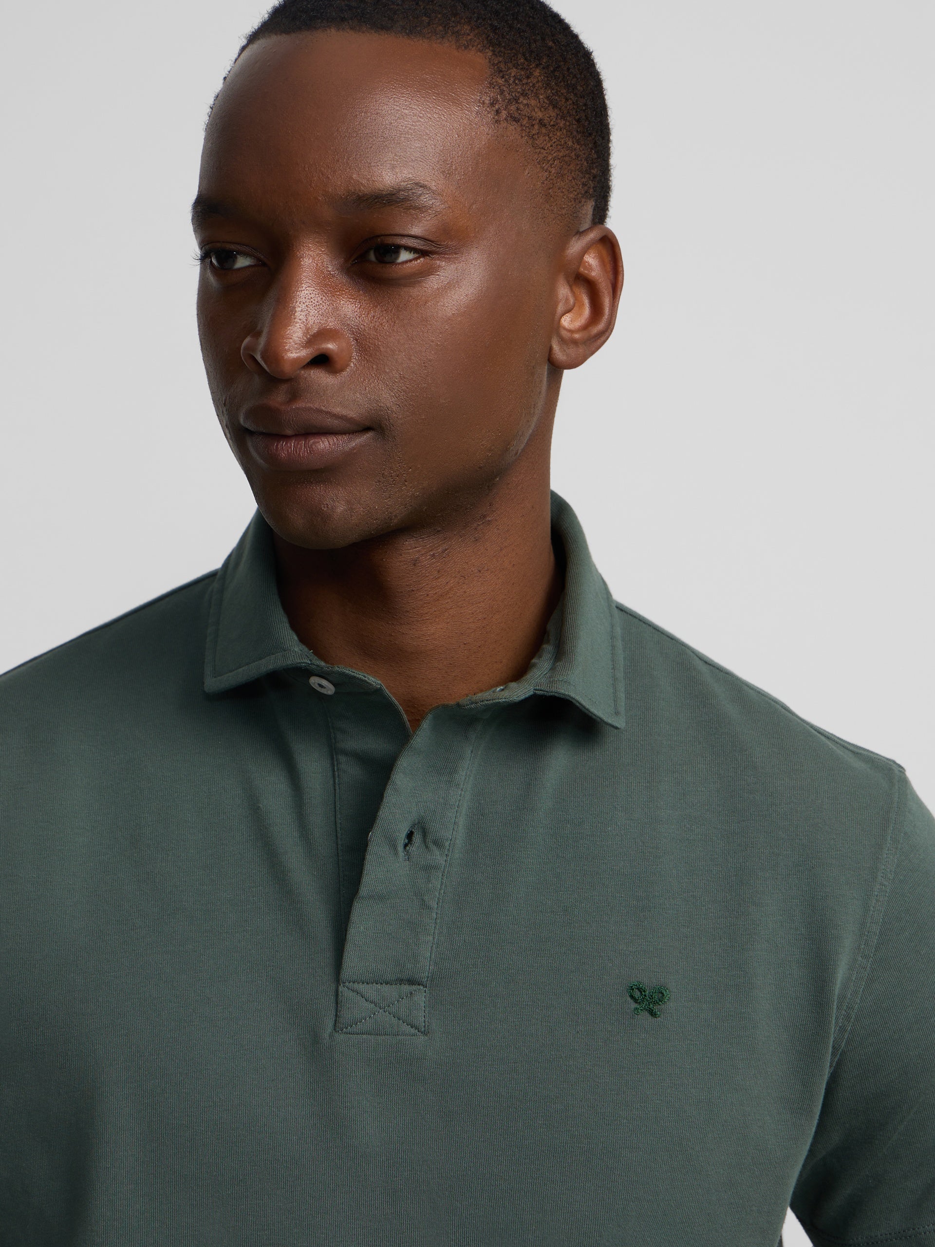 Polo manga corta logo relieve verde
