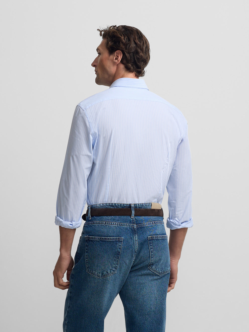 Chemise sport classique à rayures blanches et bleu ciel