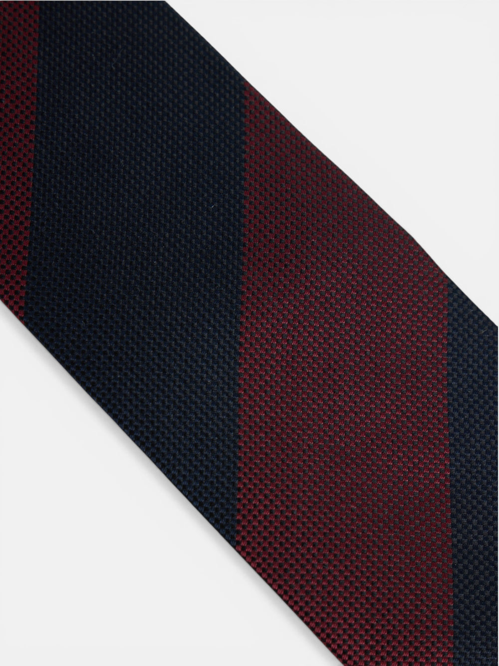 Gravata às riscas regimental bordeaux e azul-marinho