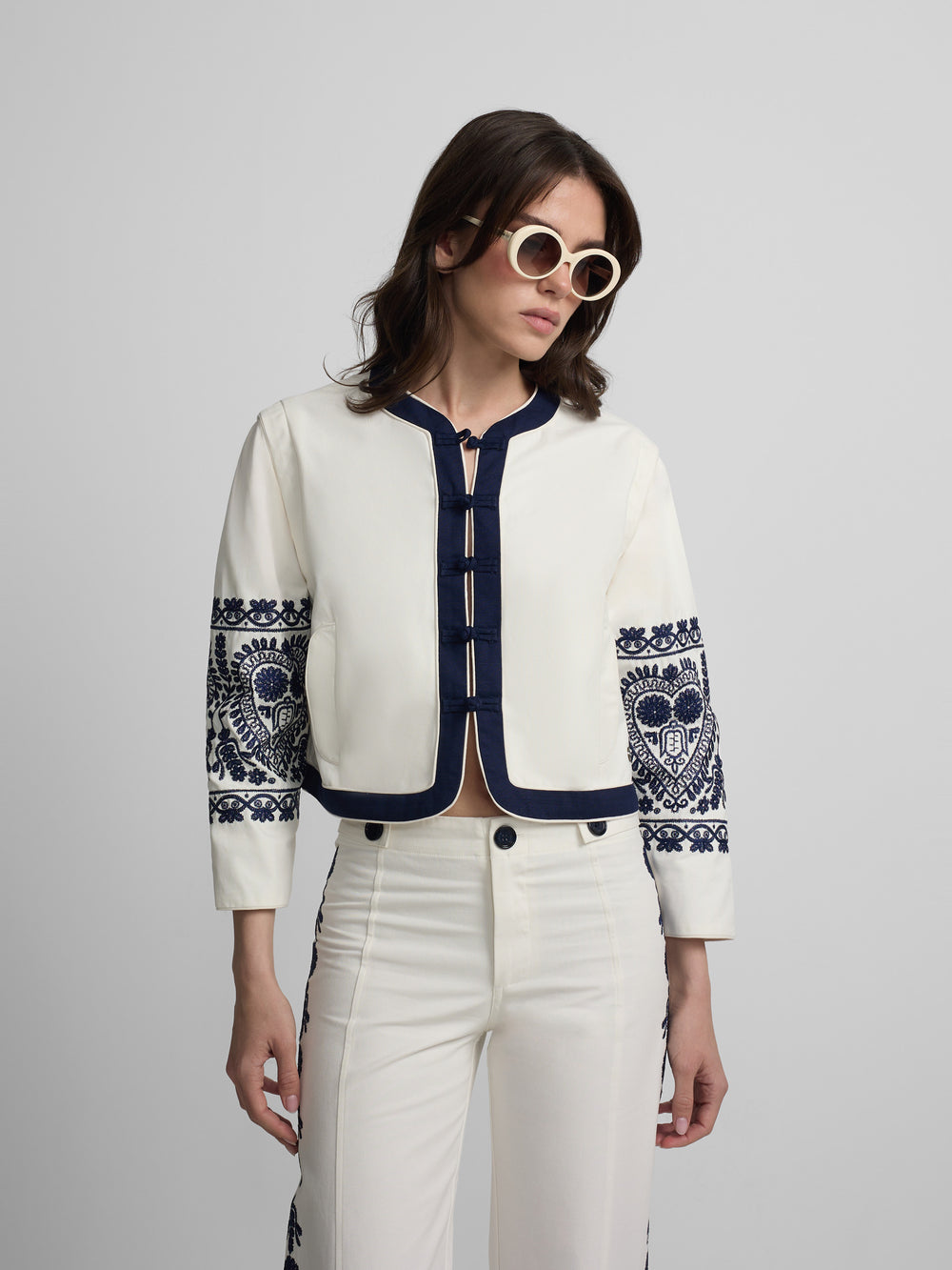 Veste col mao brodée blanche