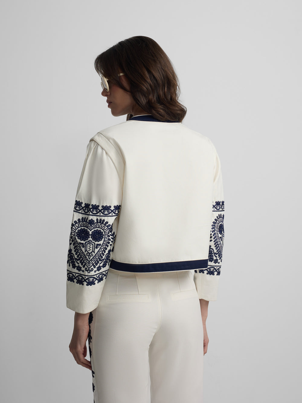 Veste col mao brodée blanche