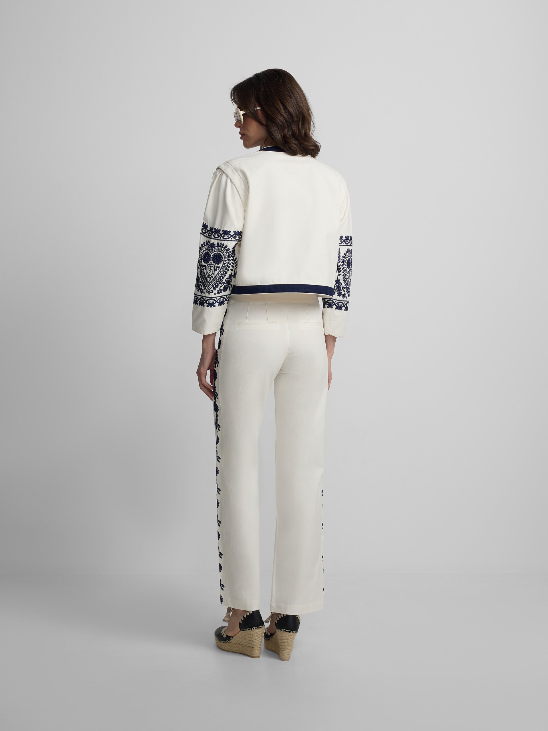 Veste col mao brodée blanche