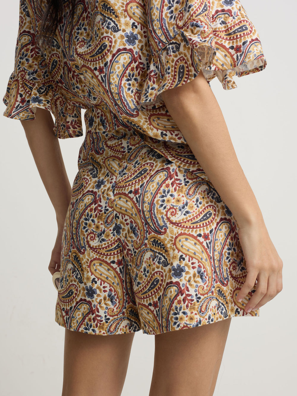 Bermuda de linho estampada com padrão paisley laranja