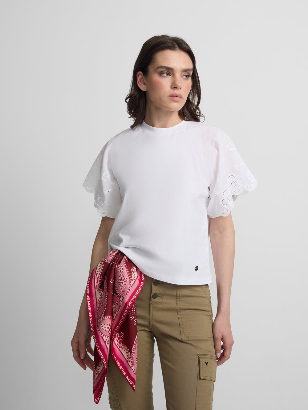 T-shirt femme à volants brodés blanche