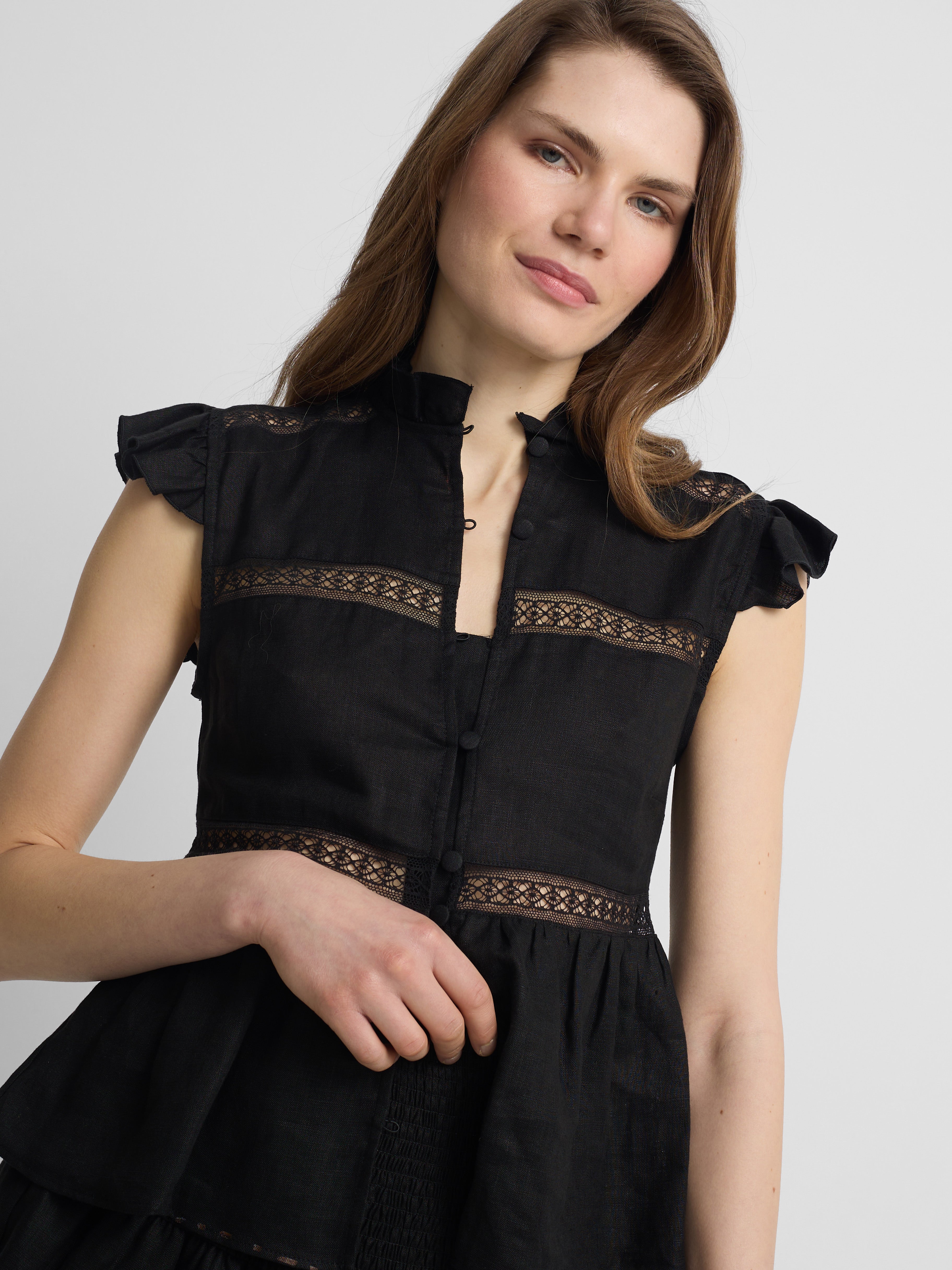 Blouse noire à détails brodés