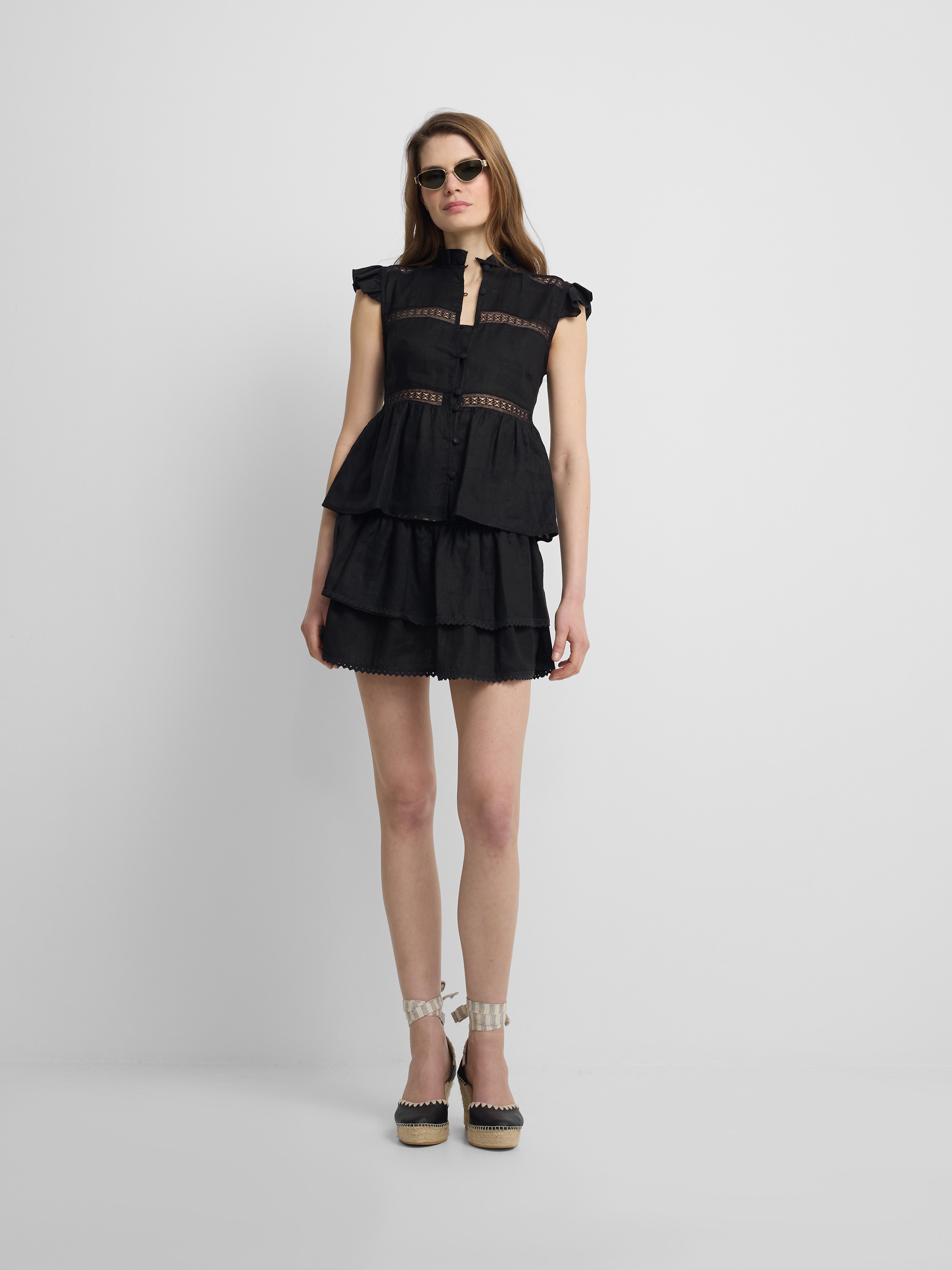 Blouse noire à détails brodés