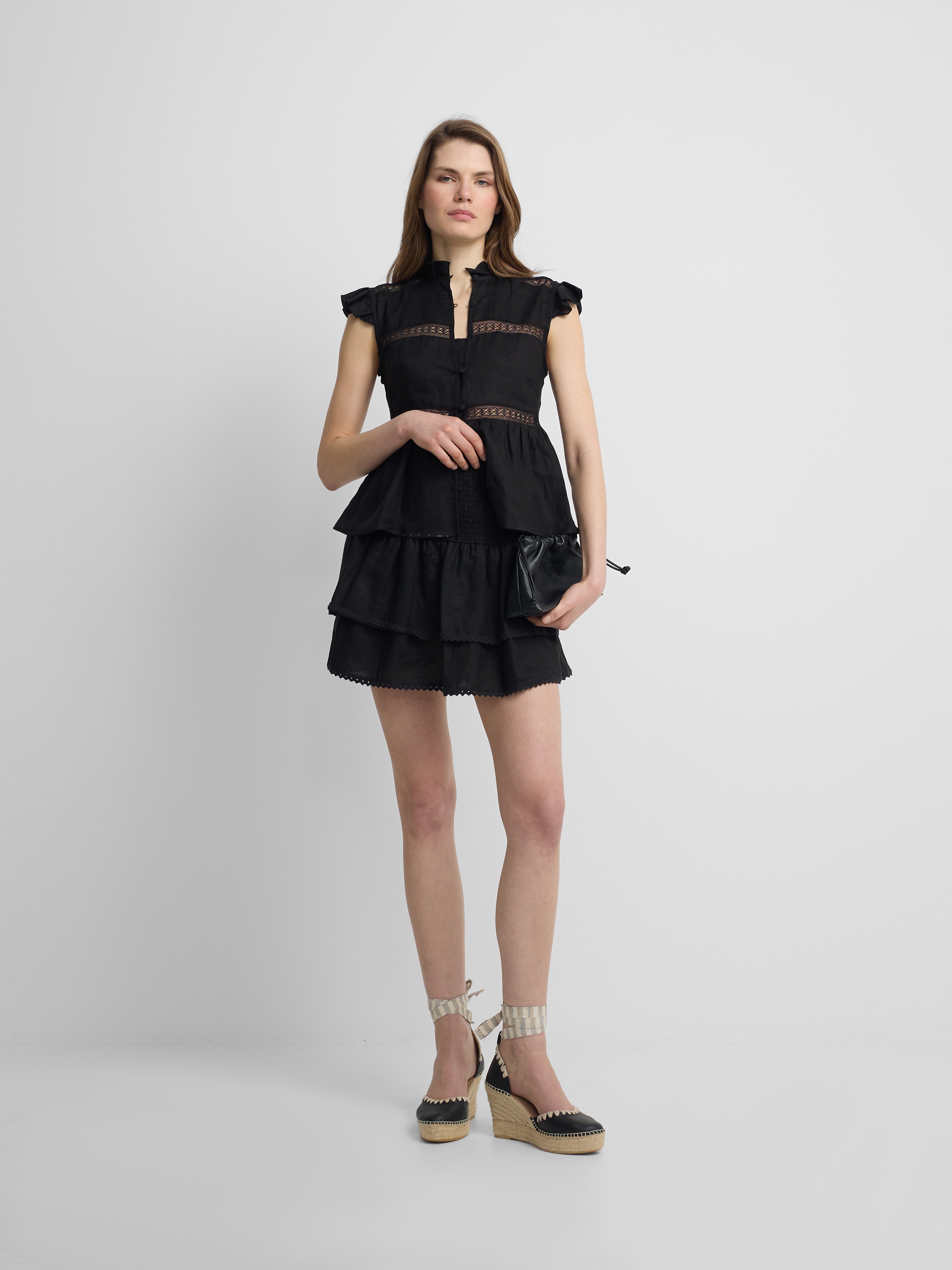 Blouse noire à détails brodés