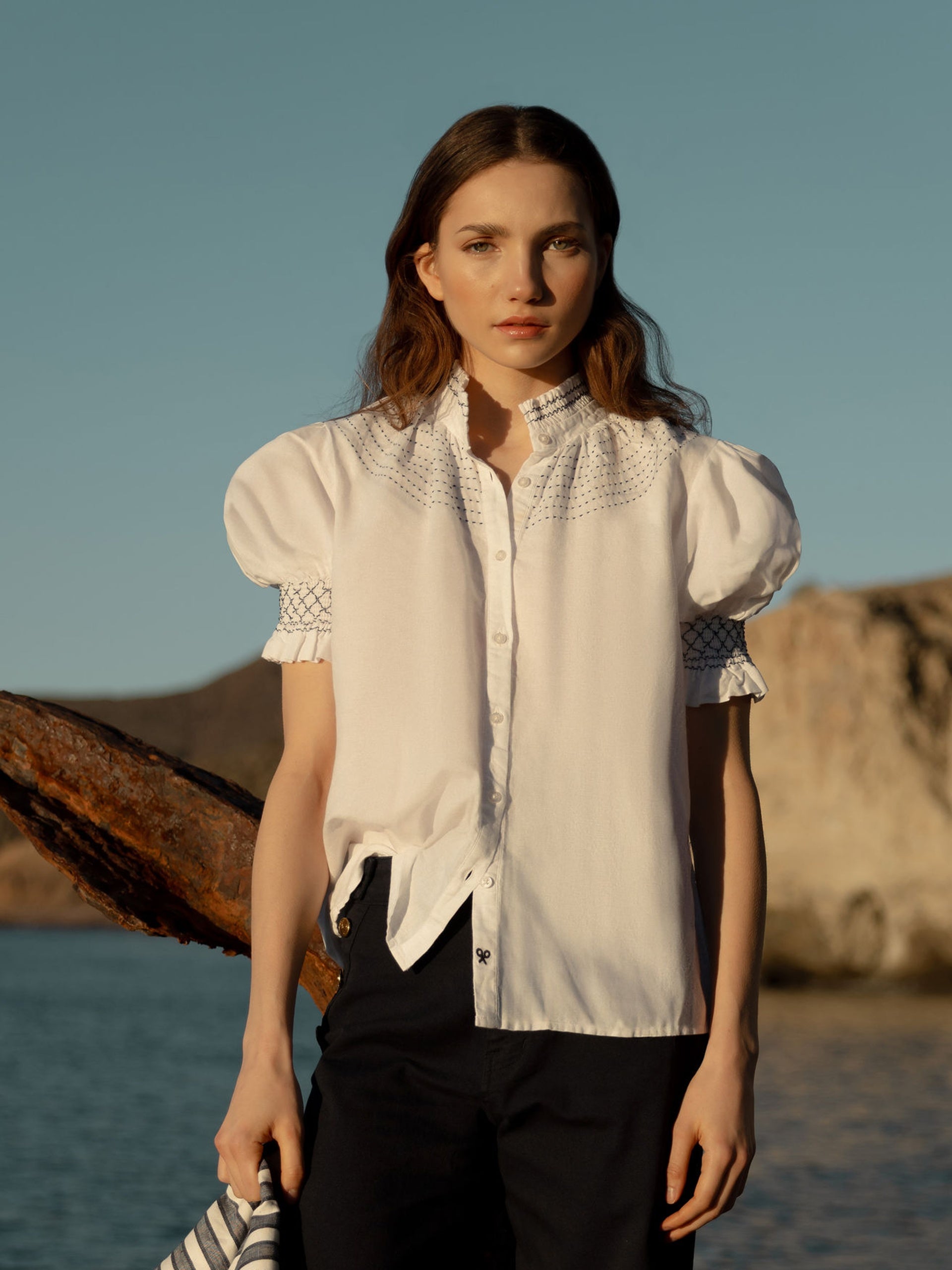 Camisa fruncida manga corta lino blanca