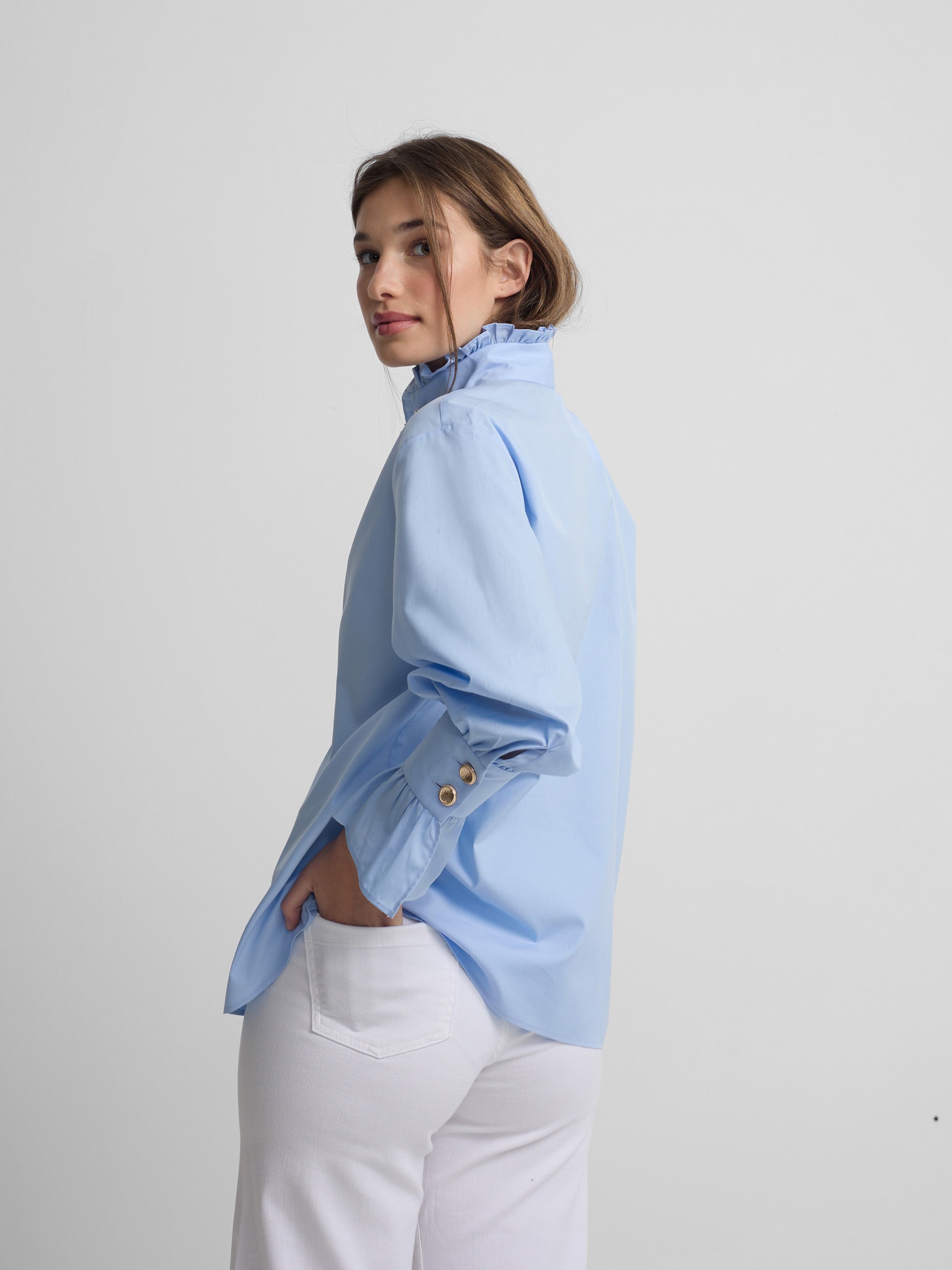 Camisa com detalhe no punho azul-claro