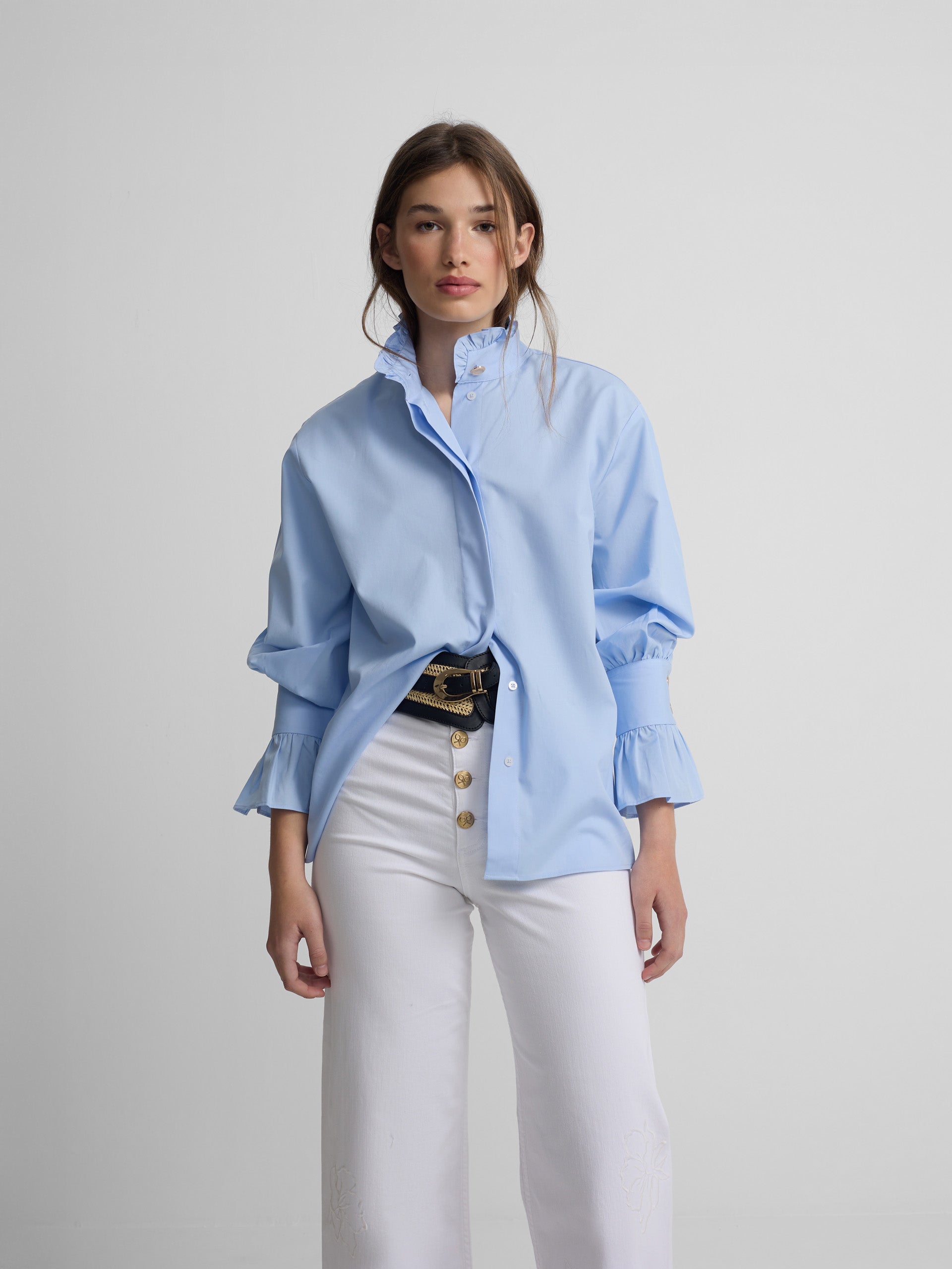 Camisa com detalhe no punho azul-claro