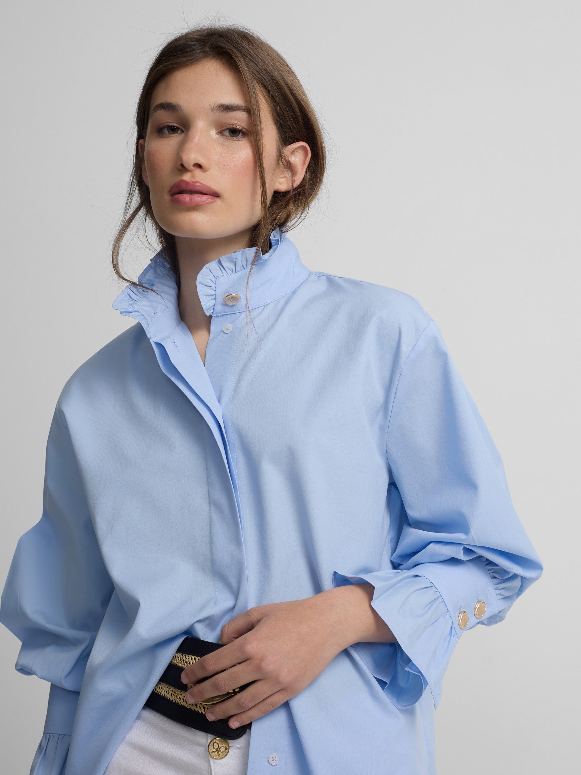 Camisa com detalhe no punho azul-claro