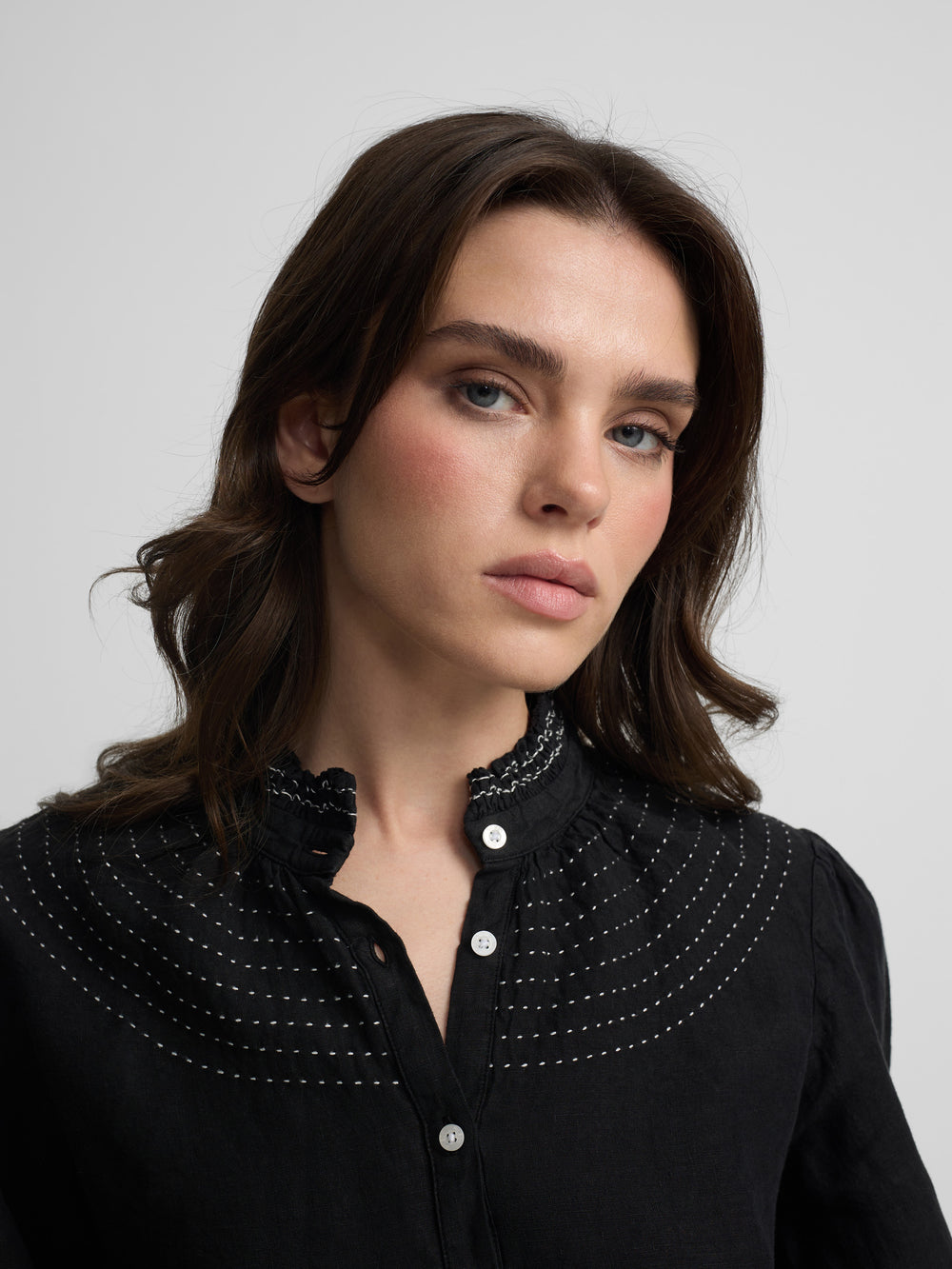 Chemise froncée à manches longues en lin noire