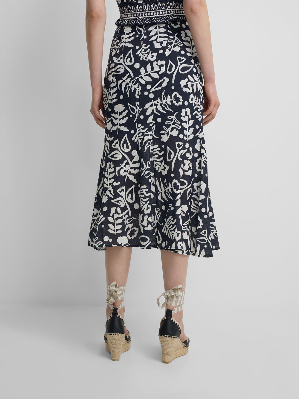 Flowy skirt with navy print ruffles