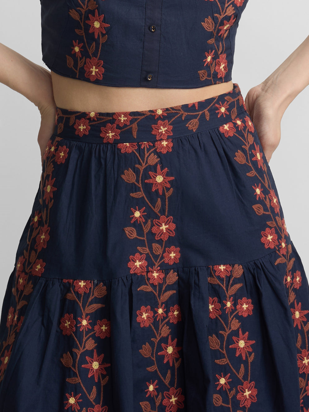 Saia comprida azul com flores bordadas