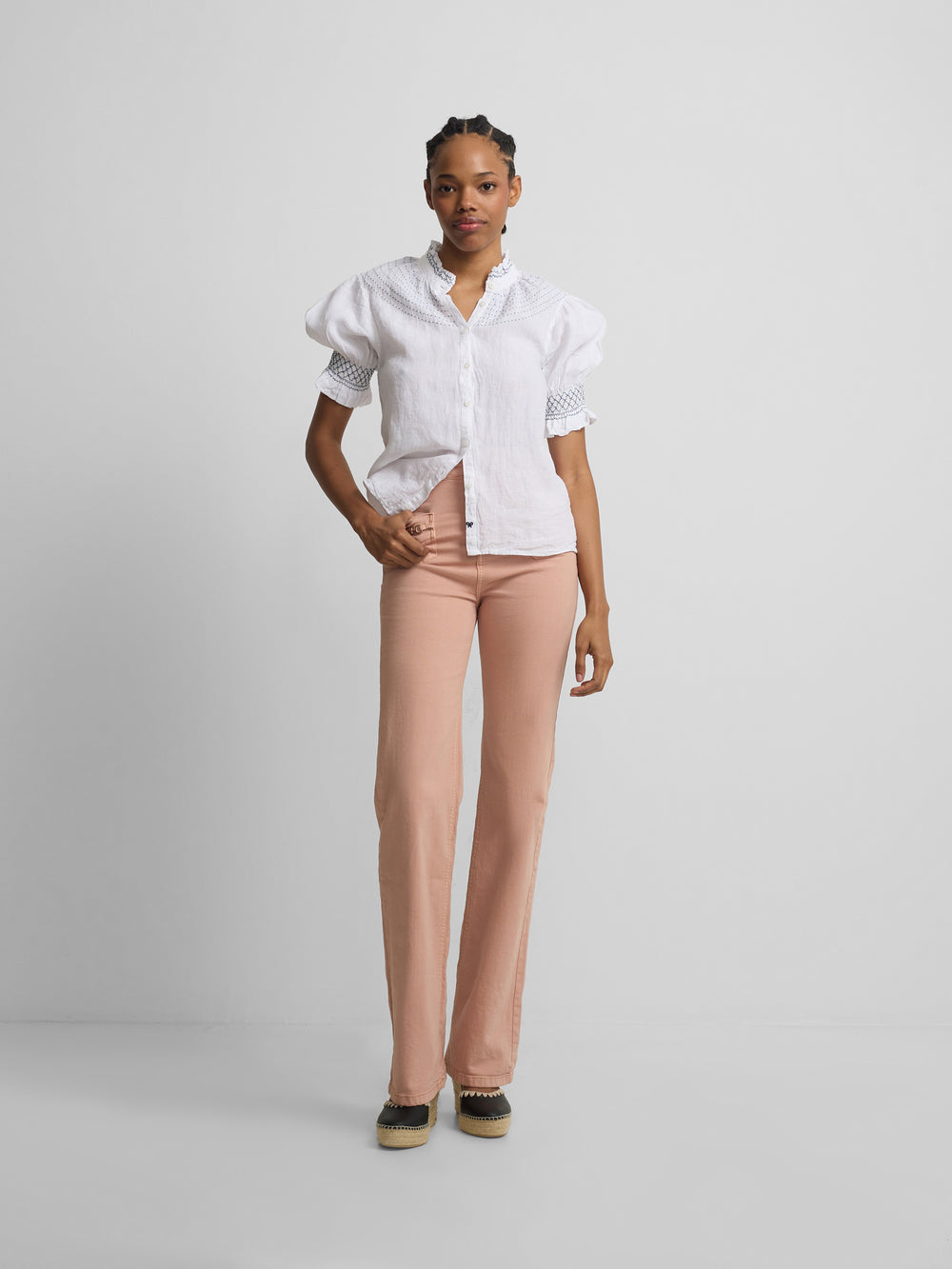 Pantalon en denim à boucles corail
