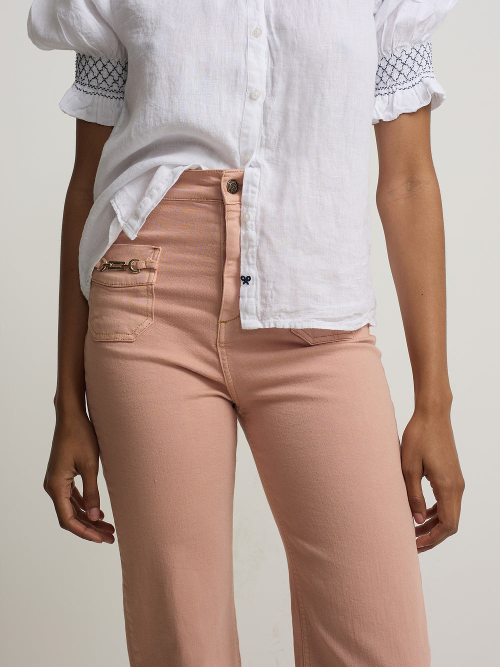 Pantalon en denim à boucles corail