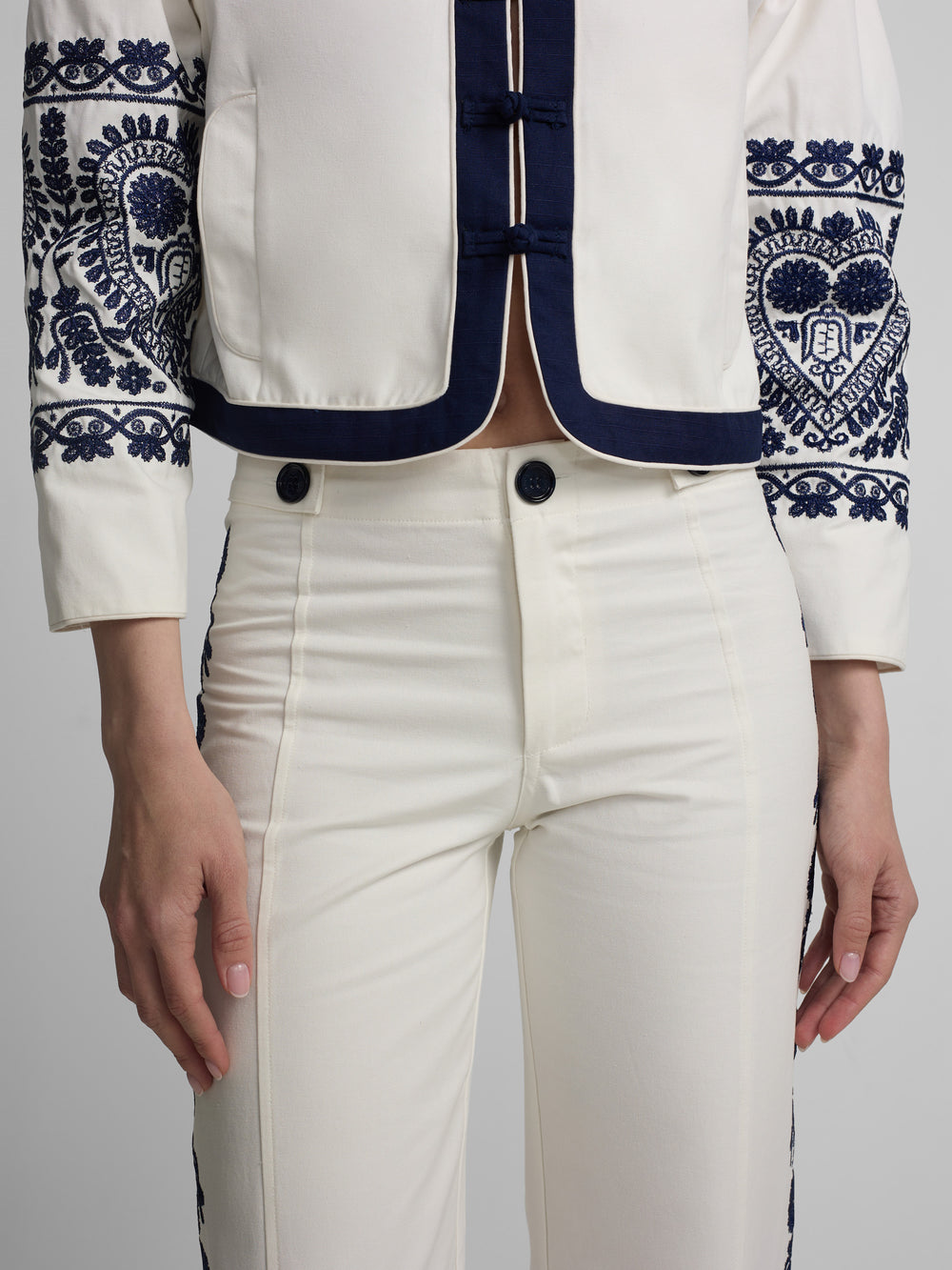 Pantalon droit détails brodés blanc