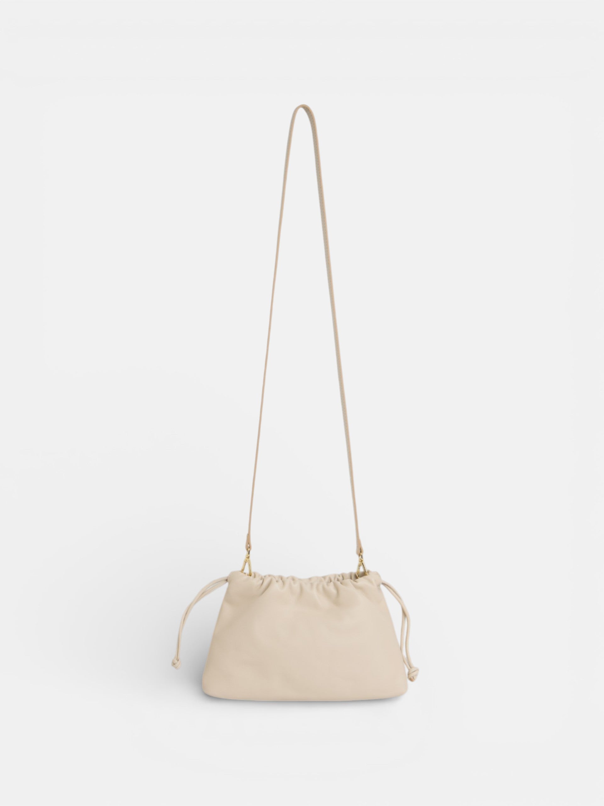 Bolso fruncido piel detalle cadena crudo