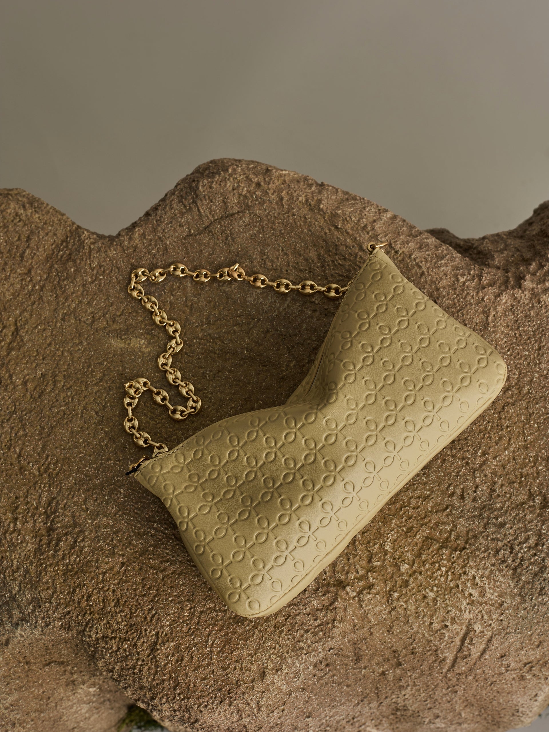 Bolso silbon cadena arena