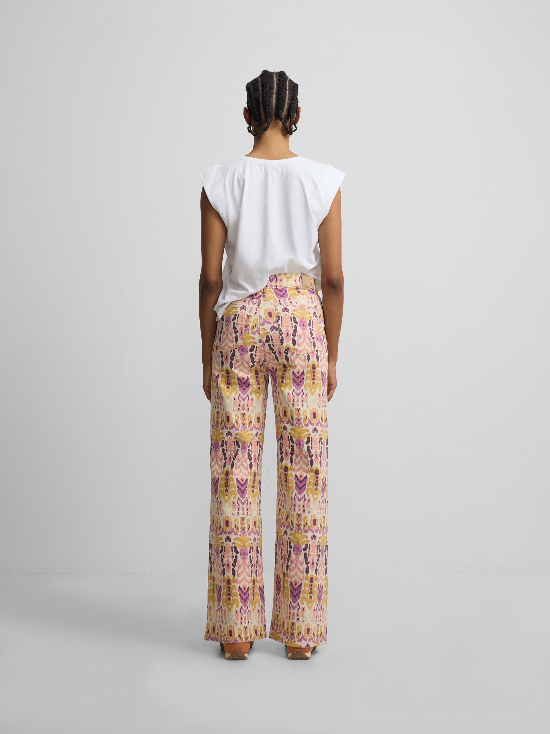 Calças de ganga estampadas ikat rosas
