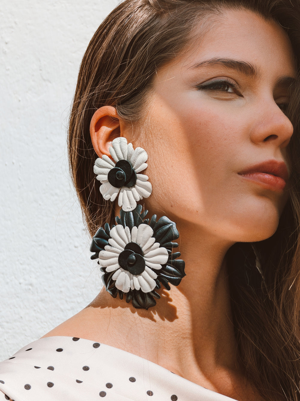 Boucle d’oreille longue soirée fleur en cuir bicolore