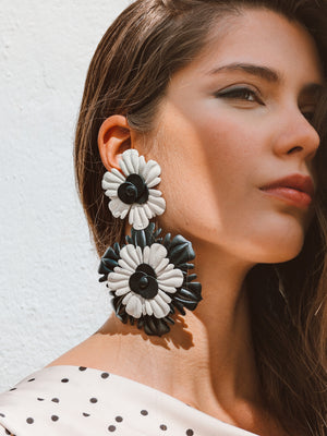 Boucle d’oreille longue soirée fleur en cuir bicolore