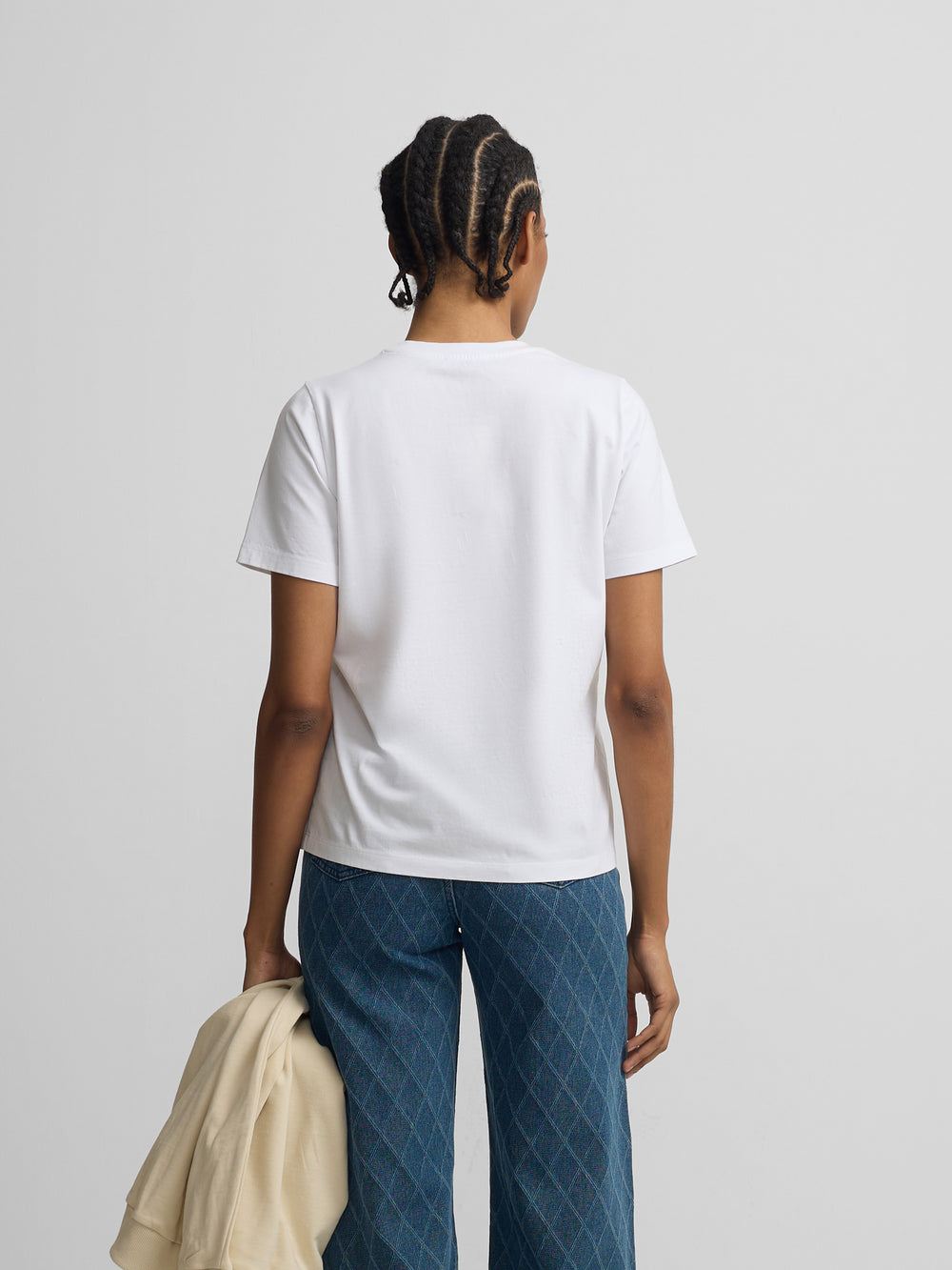 Camiseta branca de mulher com aplicação de cristal