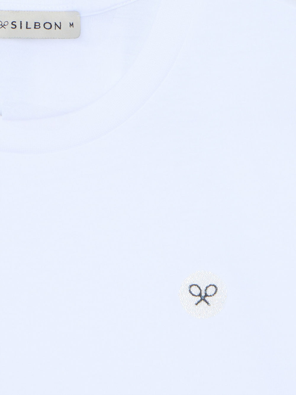 Camiseta branca de mulher com aplicação de cristal