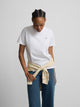 Camiseta branca de mulher com aplicação de cristal