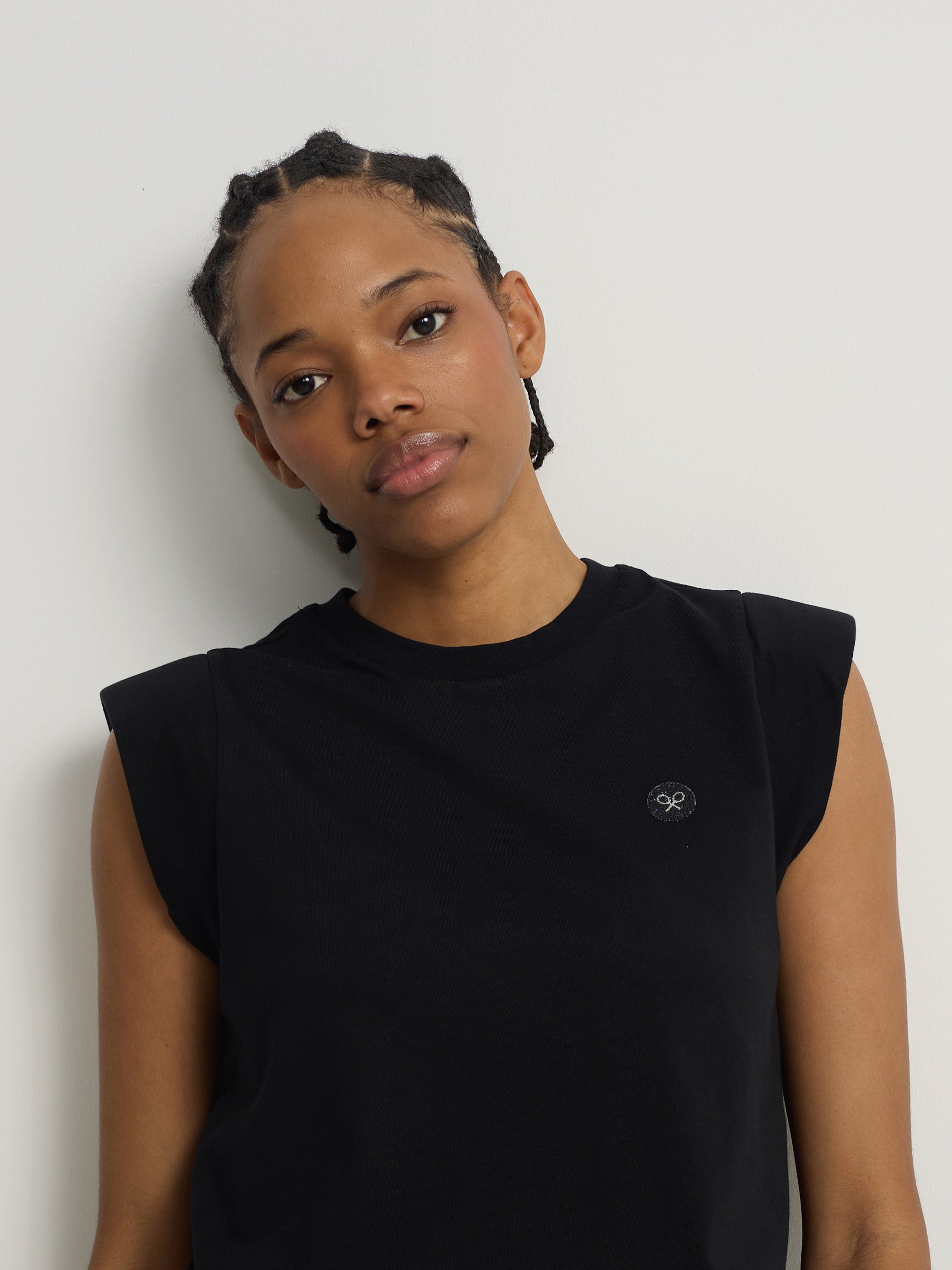 T-shirt femme noire avec épaulettes et application de cristal