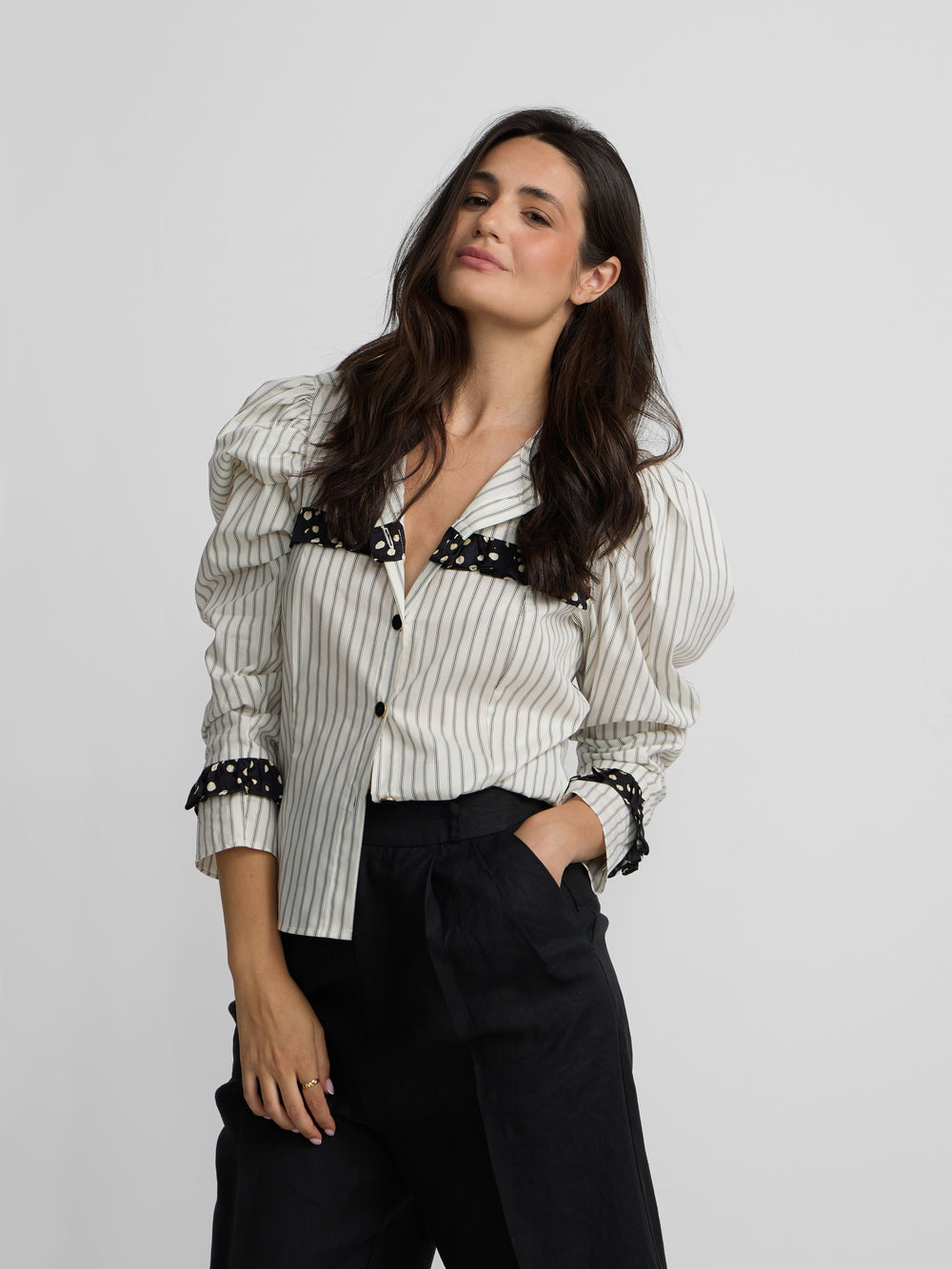 Chemise à imprimé combiné rayures et pois blanche