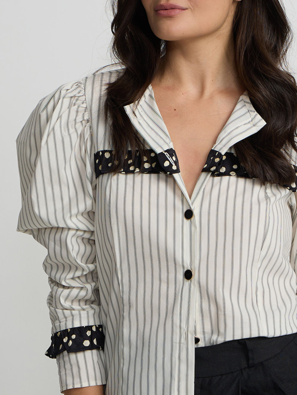Chemise à imprimé combiné rayures et pois blanche
