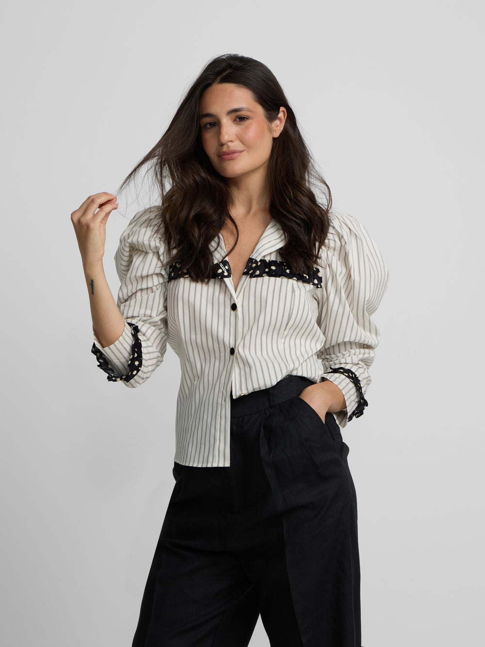 Chemise à imprimé combiné rayures et pois blanche