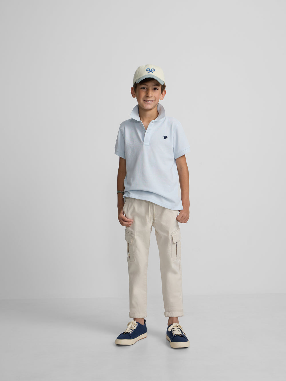 Polo enfant uni logo bouclé bleu clair