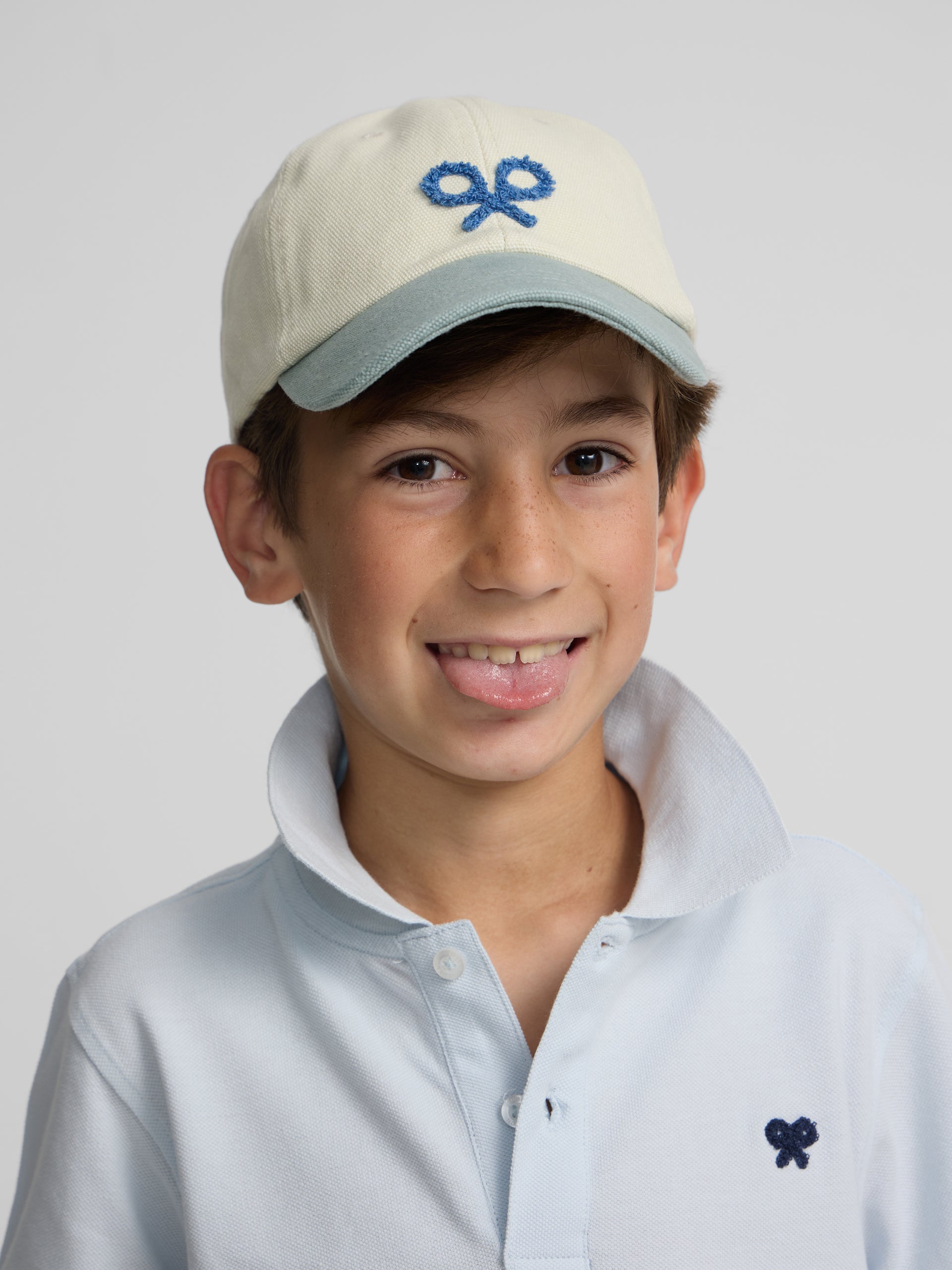 Polo enfant uni logo bouclé bleu clair