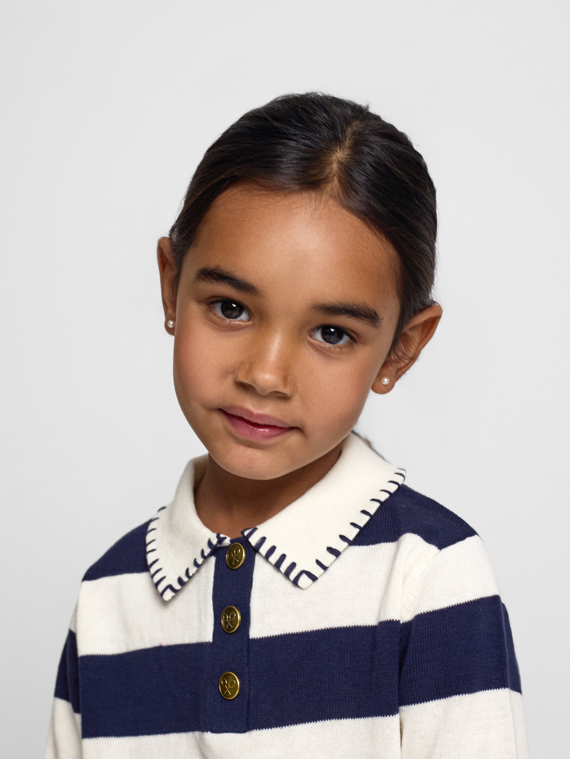 Polo de menina em malha de manga curta azul e branco