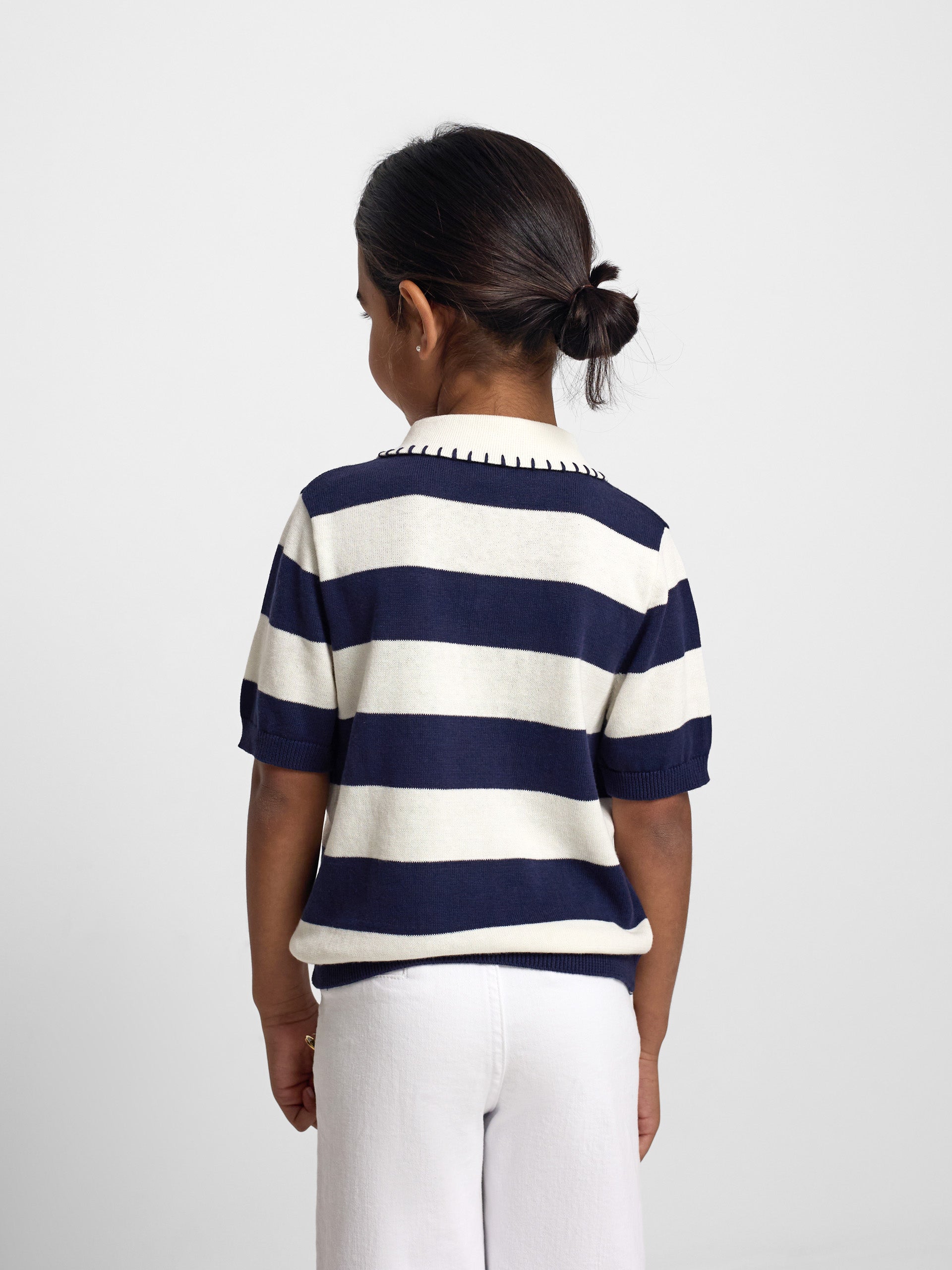 Polo de menina em malha de manga curta azul e branco