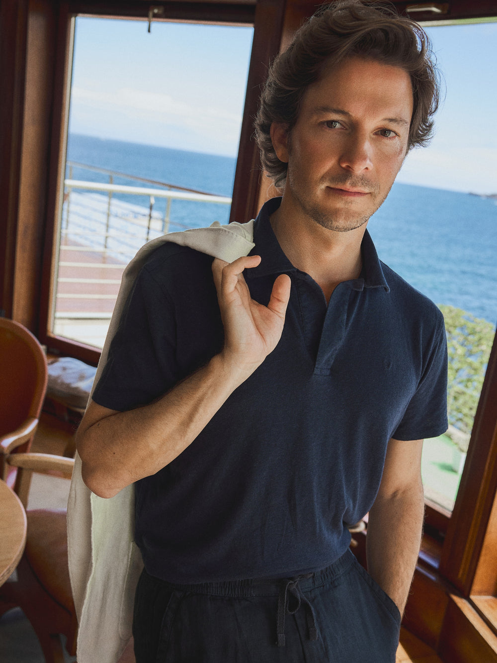 Polo de linho azul-marinho
