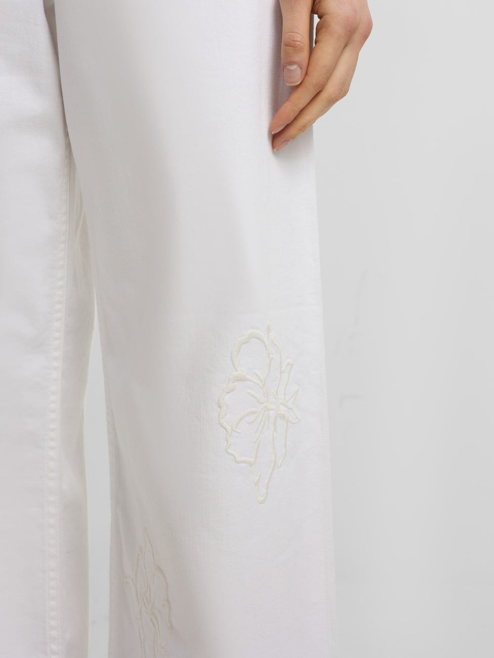 Pantalon bordados flores crudo
