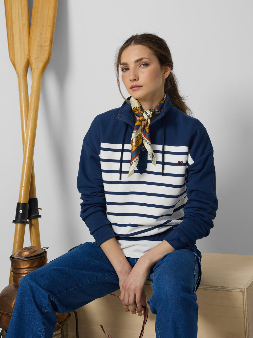 Sweatshirt mulher gola com botões riscas azuis