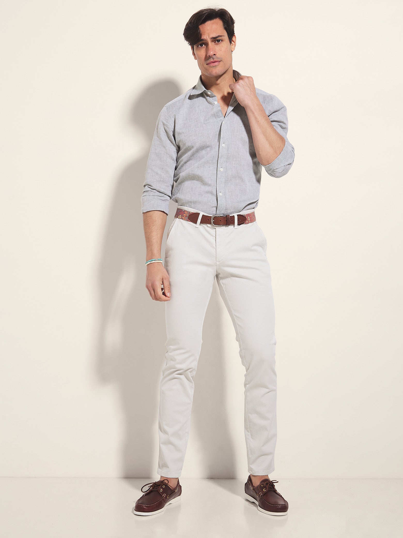 COMO CONFECCIONAR UM LOOK CASUAL COM CALÇAS BRANCAS?